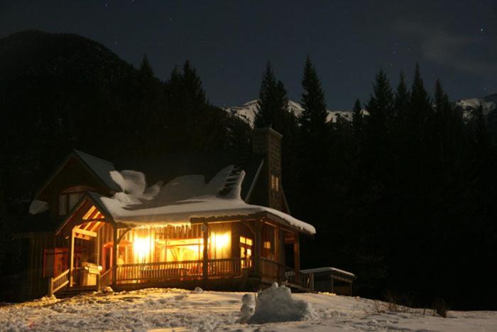 Nipika Mountain Resort เรเดียมฮอตสปริงส์ ภายนอก รูปภาพ